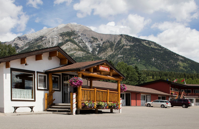 Exterior view of Rocky Mountain Ski Lodge.