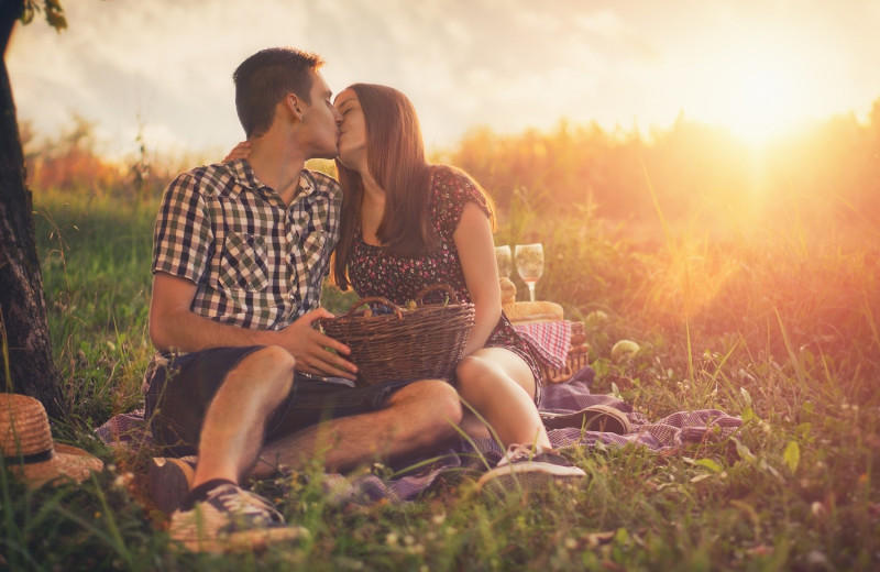 Couple picnic at Blair House Inn.