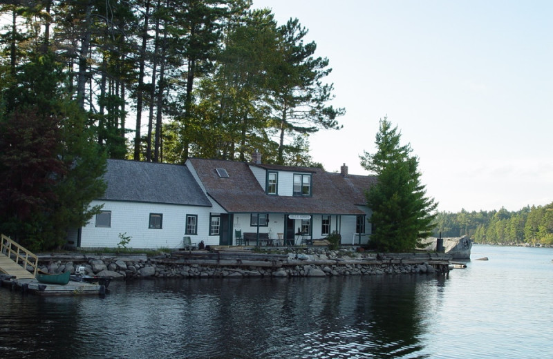 Exterior view of 5 Lakes Lodge.