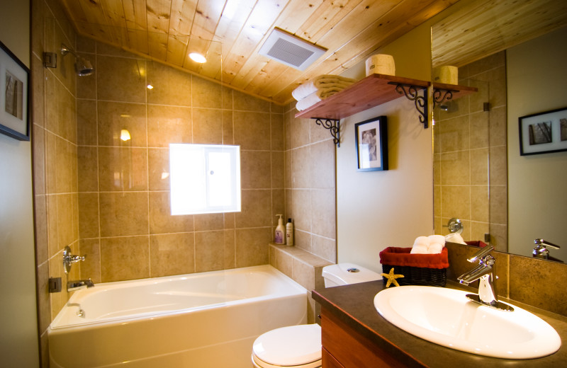 Rental bathroom at Cedar House Restaurant & Chalets.