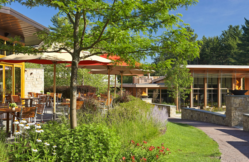 Dining al fresco at Topnotch Resort.