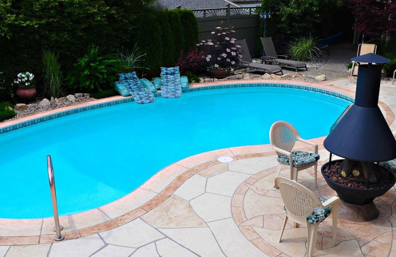 Outdoor pool at A Vista Villa Couples Retreat.