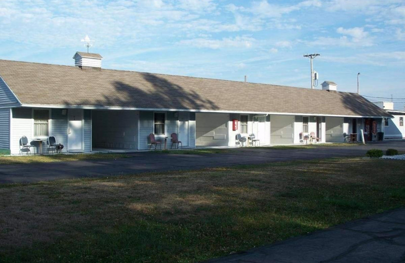 Exterior view of Great Lakes Motel.