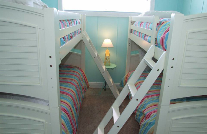 Vacation rental bunk beds at Young's Suncoast.