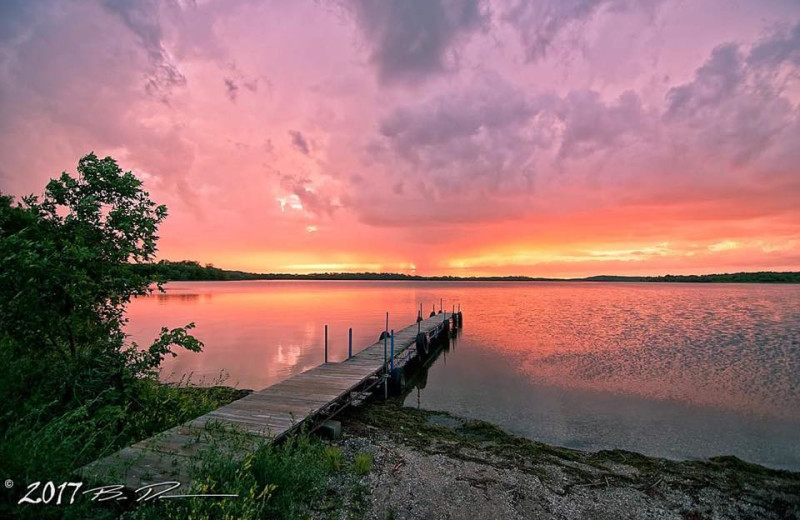 Sunset a Ten Mile Lake Resort.