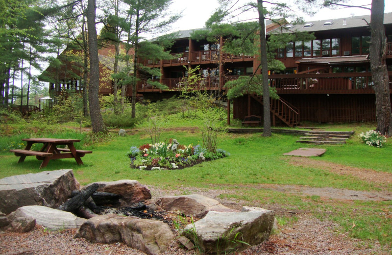 Exterior view of Westwind Inn on the Lake.