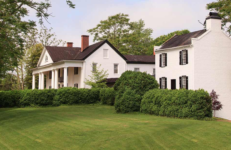 Exterior view of Inn at Meander Plantation.