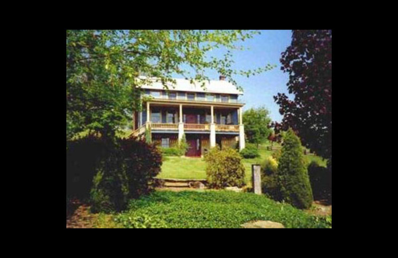 Exterior view of Lesley's Mountain View Country Inn.