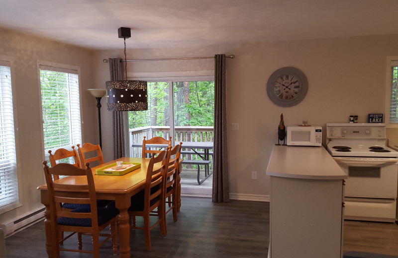 Cottage kitchen and dining at Ogopogo Resort.