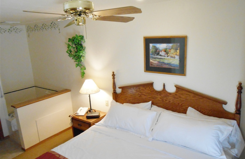 Guest bedroom with jacuzzi at Pheasant Park Resort.