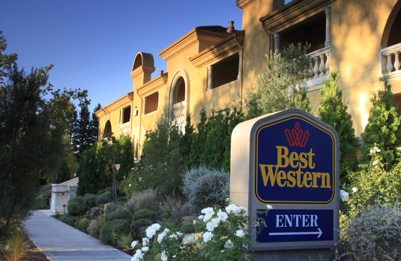 Exterior view of Best Western Dry Creek Inn Hotel.