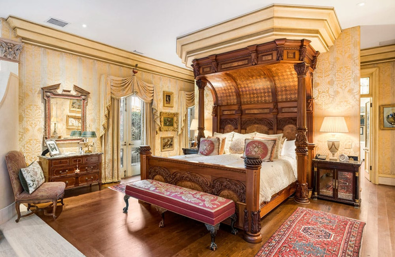 Guest room at Lakes Inn at Dunvilla.