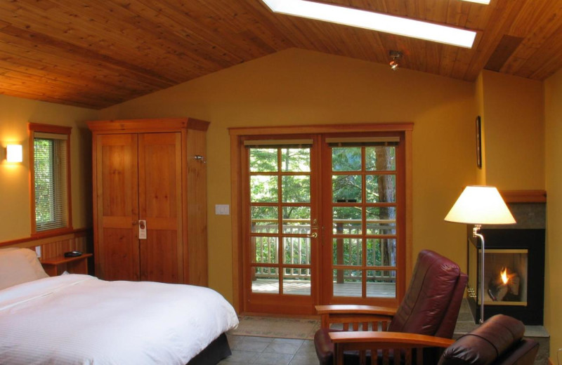 Guest room at Snug Harbour Inn.