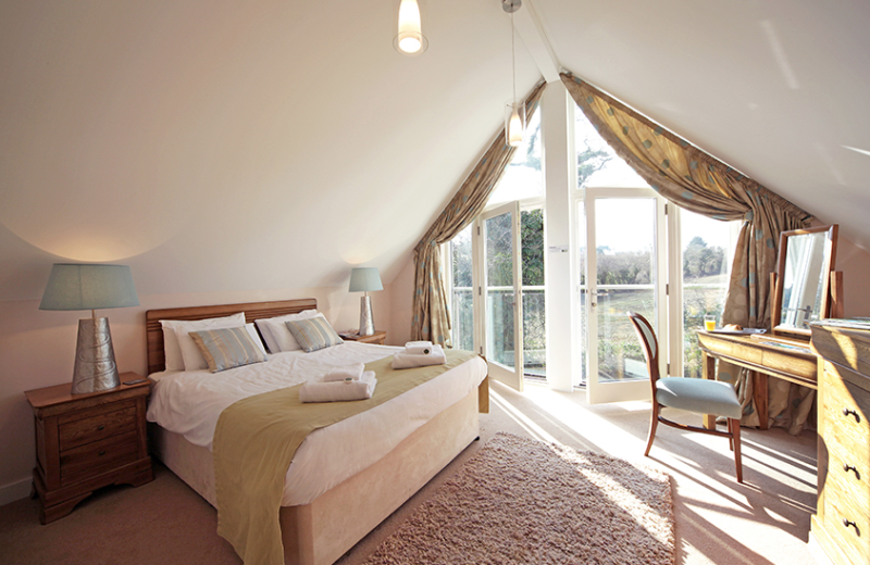 Natural Retreats Trewhiddle: bedroom with private balcony.