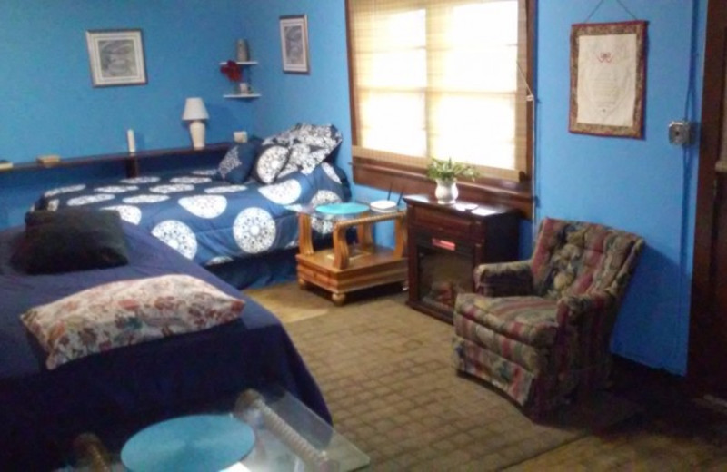 Guest bedroom at The Shady House Lodge and Retreat Center.