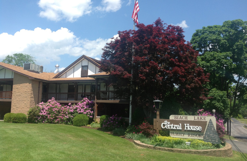 Exterior view of Central House Family Resort.