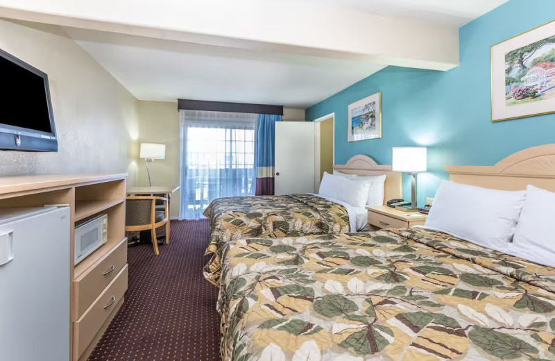 Guest room at Howard Johnson by Wyndham Santa Cruz Beach Boardwalk.