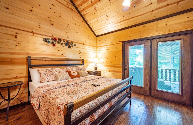 Cabin bedroom at Blue Beaver Luxury Cabins.
