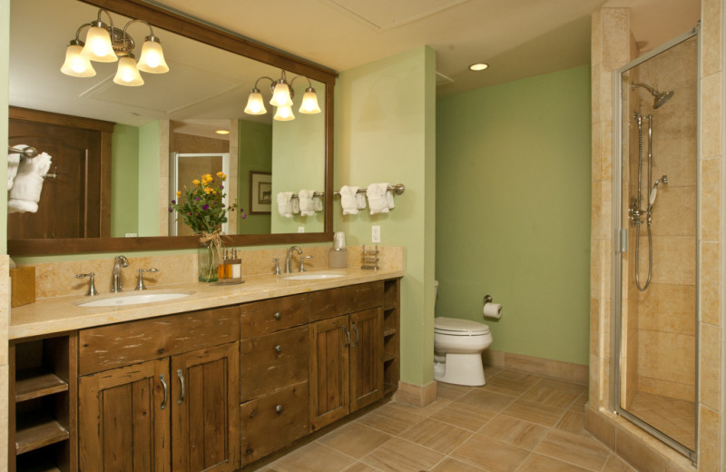 Vacation rental bathroom at Cabin and Company.