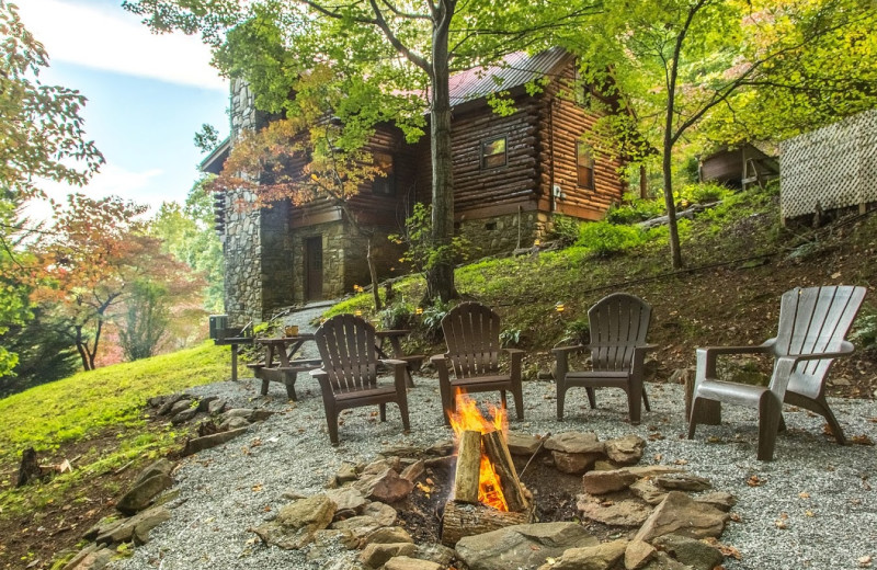 Cabin bonfire pit at Smoky Mountain Getaways.