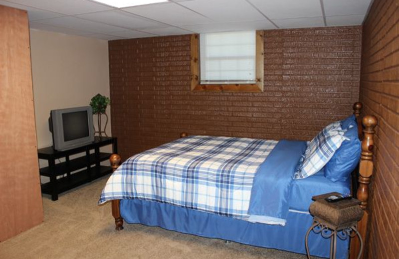 Guest bedroom at Saddleback Lodge.