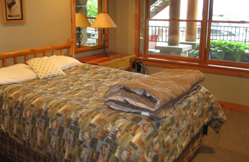 Guest bedroom at Glen Craft Marina and Resort.