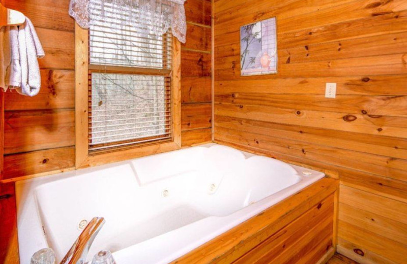 Cabin jacuzzi at TNT Cabin Rentals.