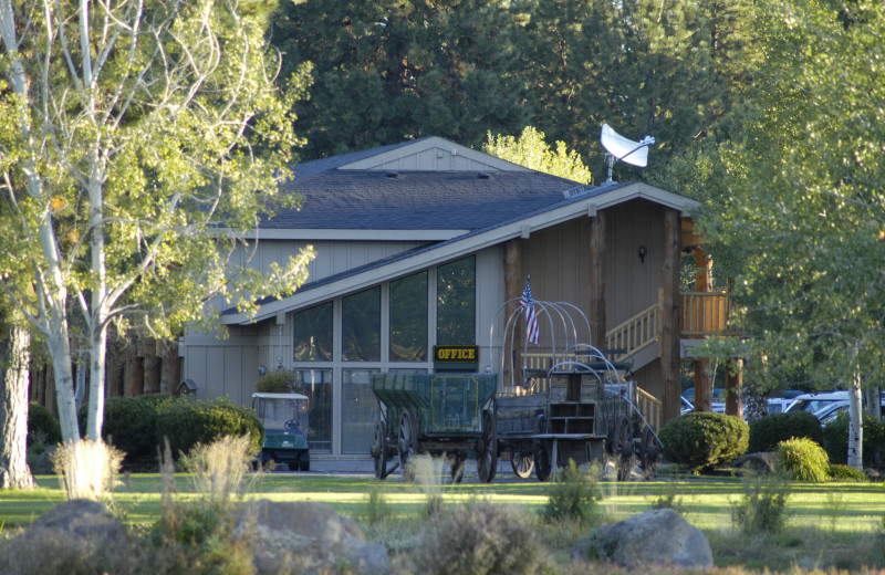 Exterior view of Best Western Ponderosa Lodge.