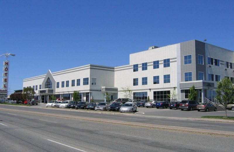 Exterior view of Hotel & Suites Le Dauphin Drummondville.