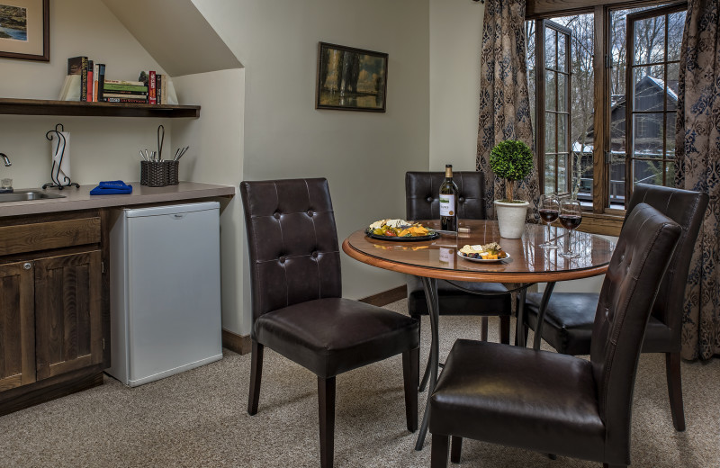 Shared sitting area/kitchenette with the Robertson and Mar at Glenlaurel, A Scottish Inn & Cottages.