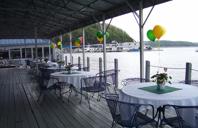 Outdoor dining at Jamestown Resort and Marina.