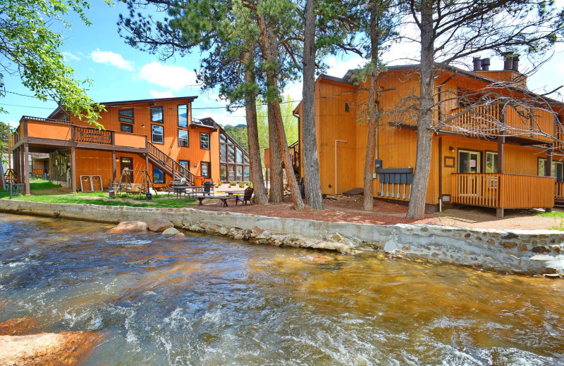 Exterior view of Murphy's River Lodge.