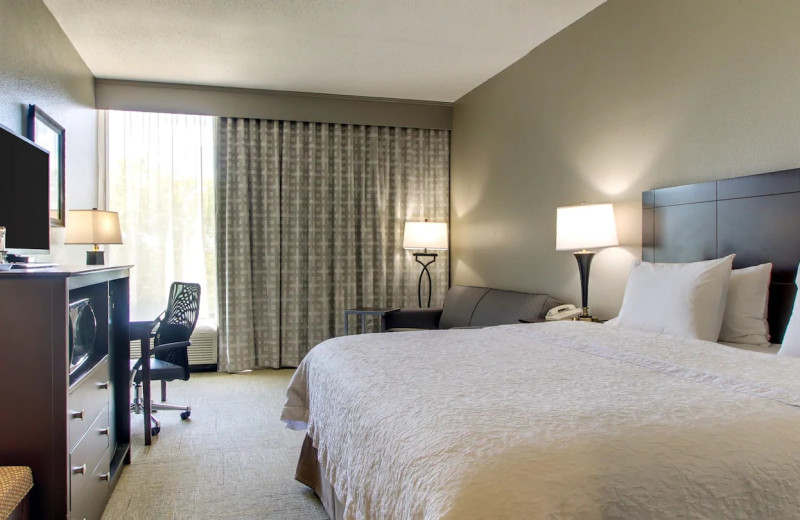 Guest room at Hampton Inn Rolla.