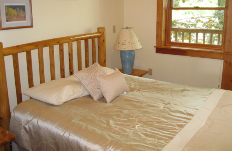 Guest bedroom at Glen Craft Marina and Resort.