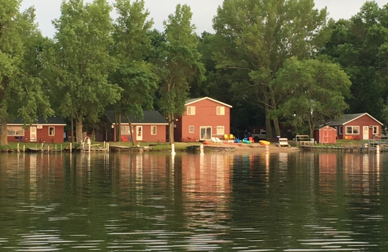 Exterior view of Diamond Lake Resort.