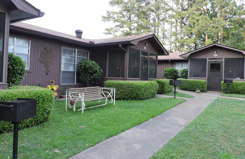 Exterior view of DeGray Lake Cottages.