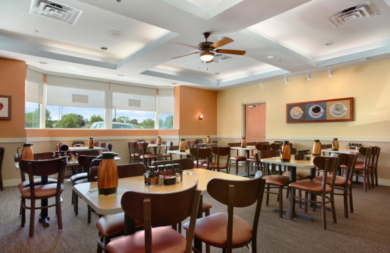 Dining room at Ramada Niagara Falls.