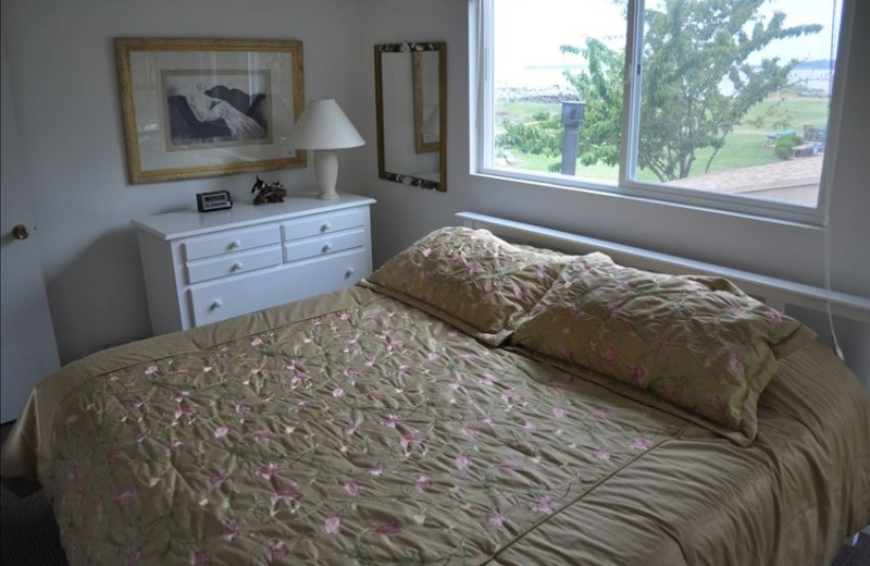 Townhouse bedroom at Smuggler's Villa Resort.