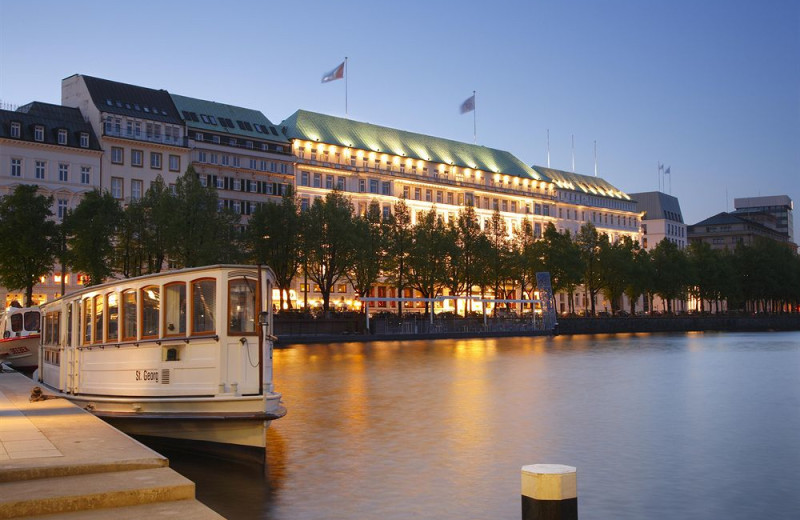 Exterior view of Fairmont Hotel Vier Jahreszeiten.