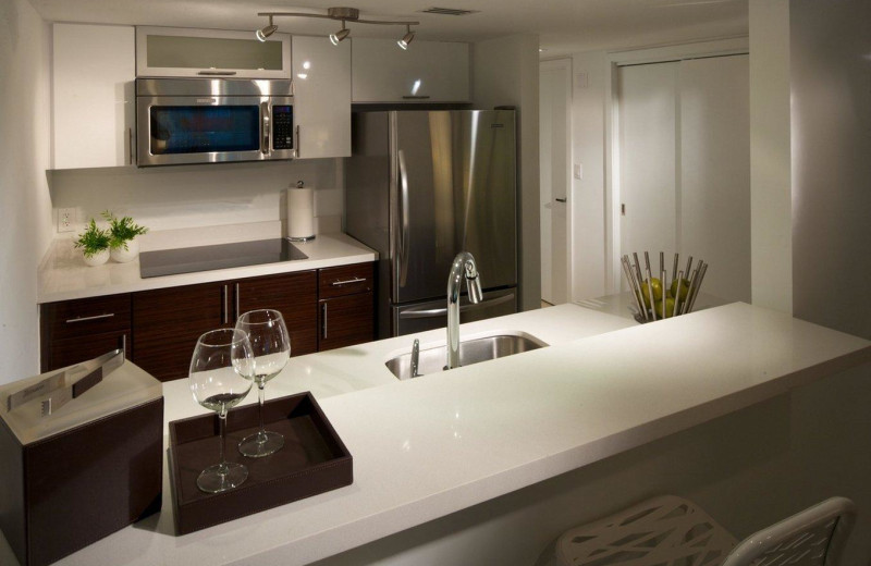 Guest kitchen at Bal Harbour Quarzo Luxury Boutique Hotel.