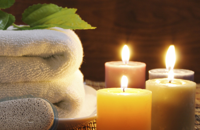 Spa candles and towels at Stonewall Resort.