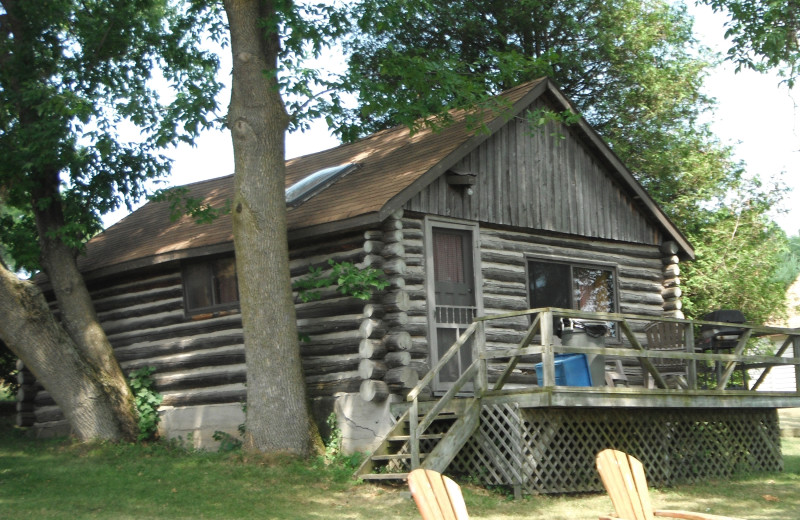 Cottage exterior at Highland View Resort.