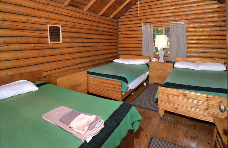 Bedroom in cabin at Manotak Lodge