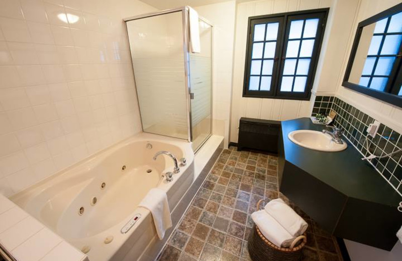 Guest bathroom at Inns of Banff. Executive Cottage - bathroom.