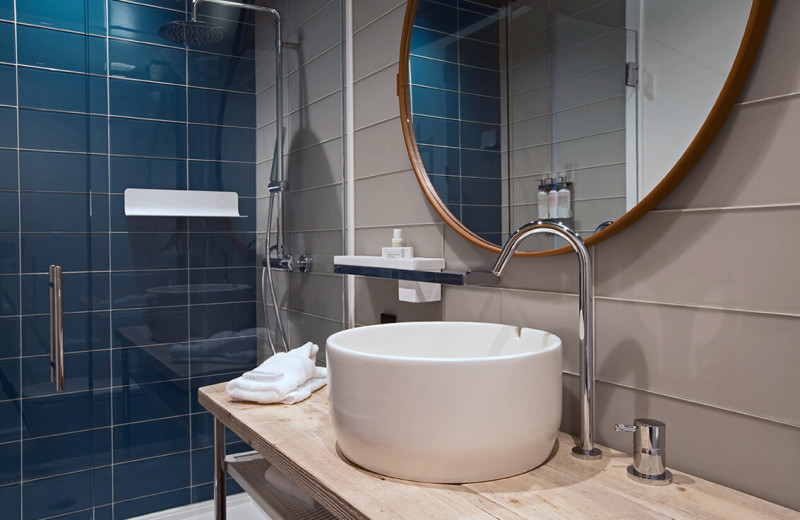 Guest bathroom at 250 Main Hotel.