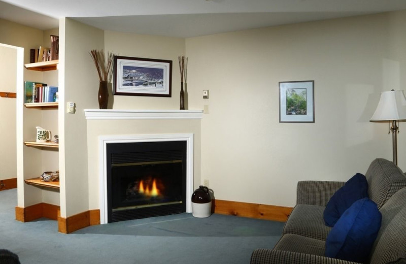 Guest living room at Kettle Creek Inn & Restaurant.