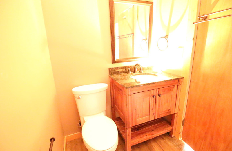 Guest bathroom at Ruttger's Bay Lake Lodge.