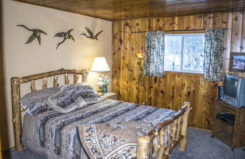 Bedroom at Alpine Forest Lodge.