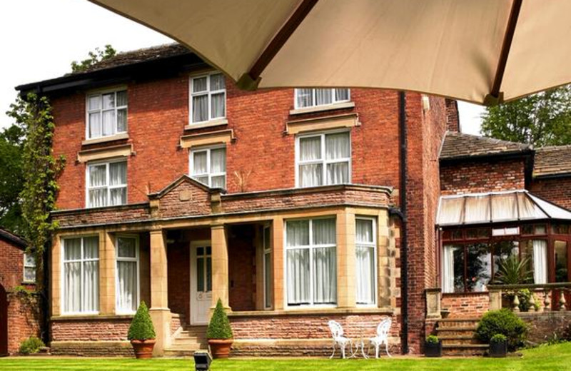 Exterior view of White House Restaurant and Manor.