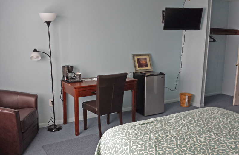 Guest room at Captain's Inn Point Lookout.